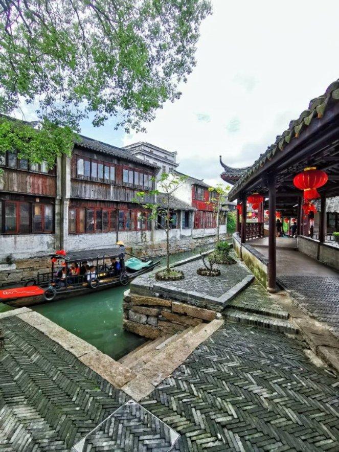 我女朋友属于那种乖乖女,夏天就穿七分裤,冬天就穿牛仔裤,只穿旅游鞋白袜子,我怎么才能让她换一种风格-专业问答网站,提供精准答案